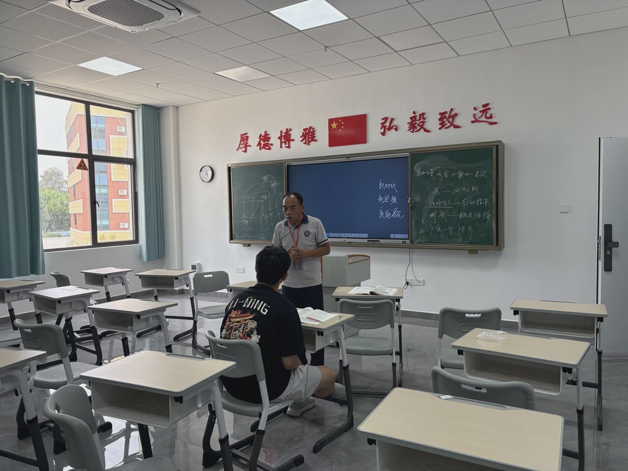 武汉襄五学校师生交流实拍:教师与学生围绕课桌上的学习材料交流