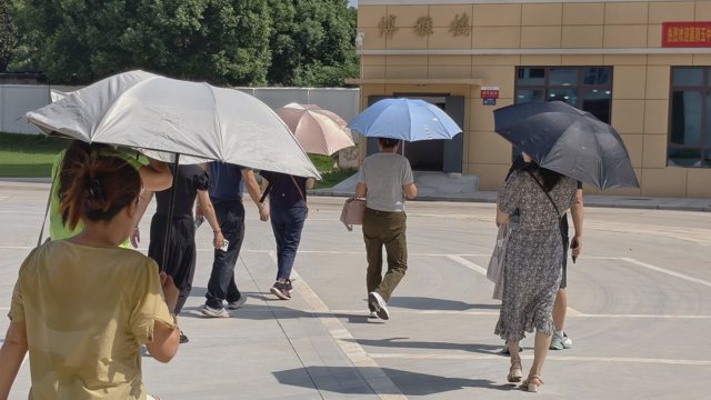 武汉襄五学校来访人员步行参观校园实景
