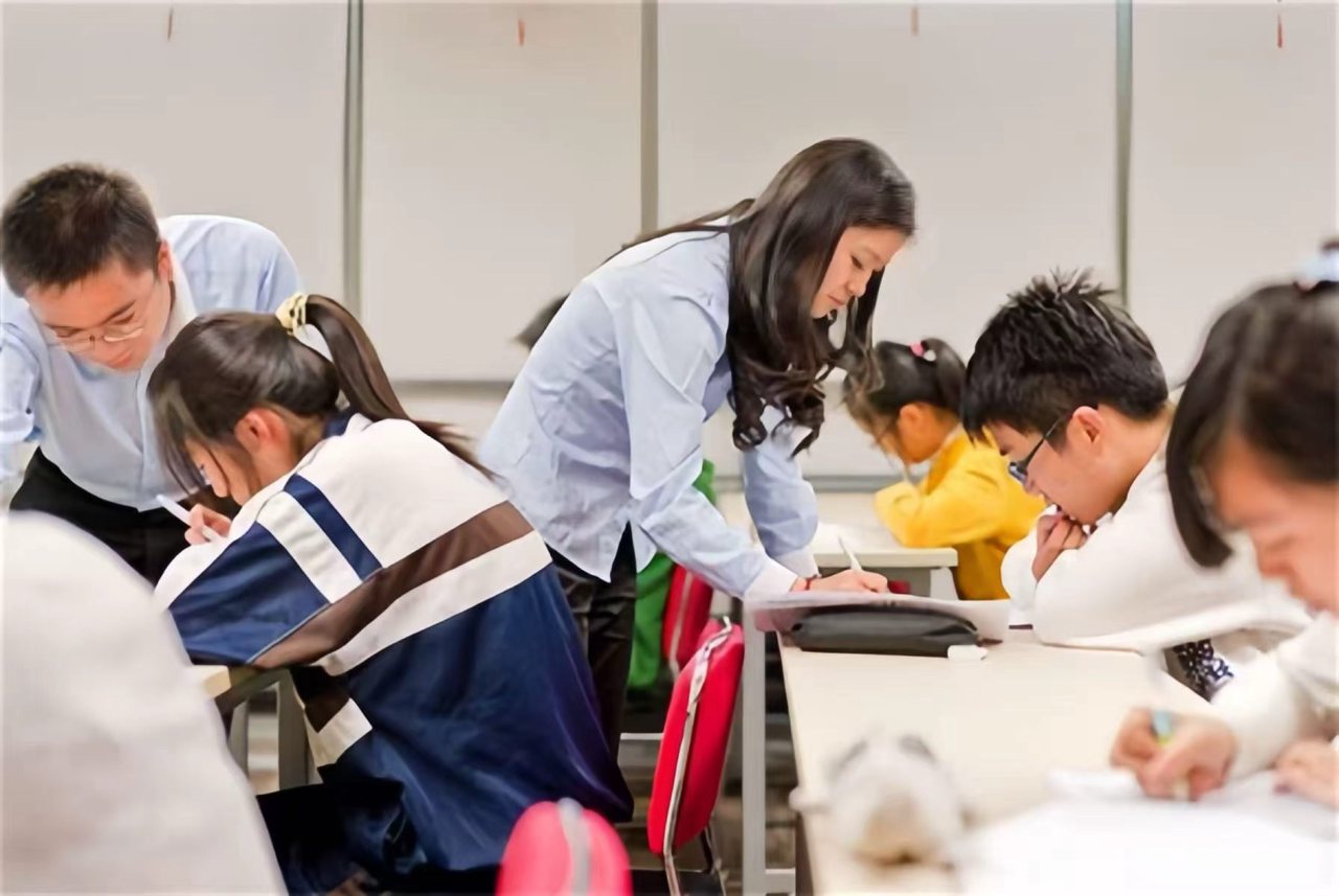 教师在课堂辅导学生