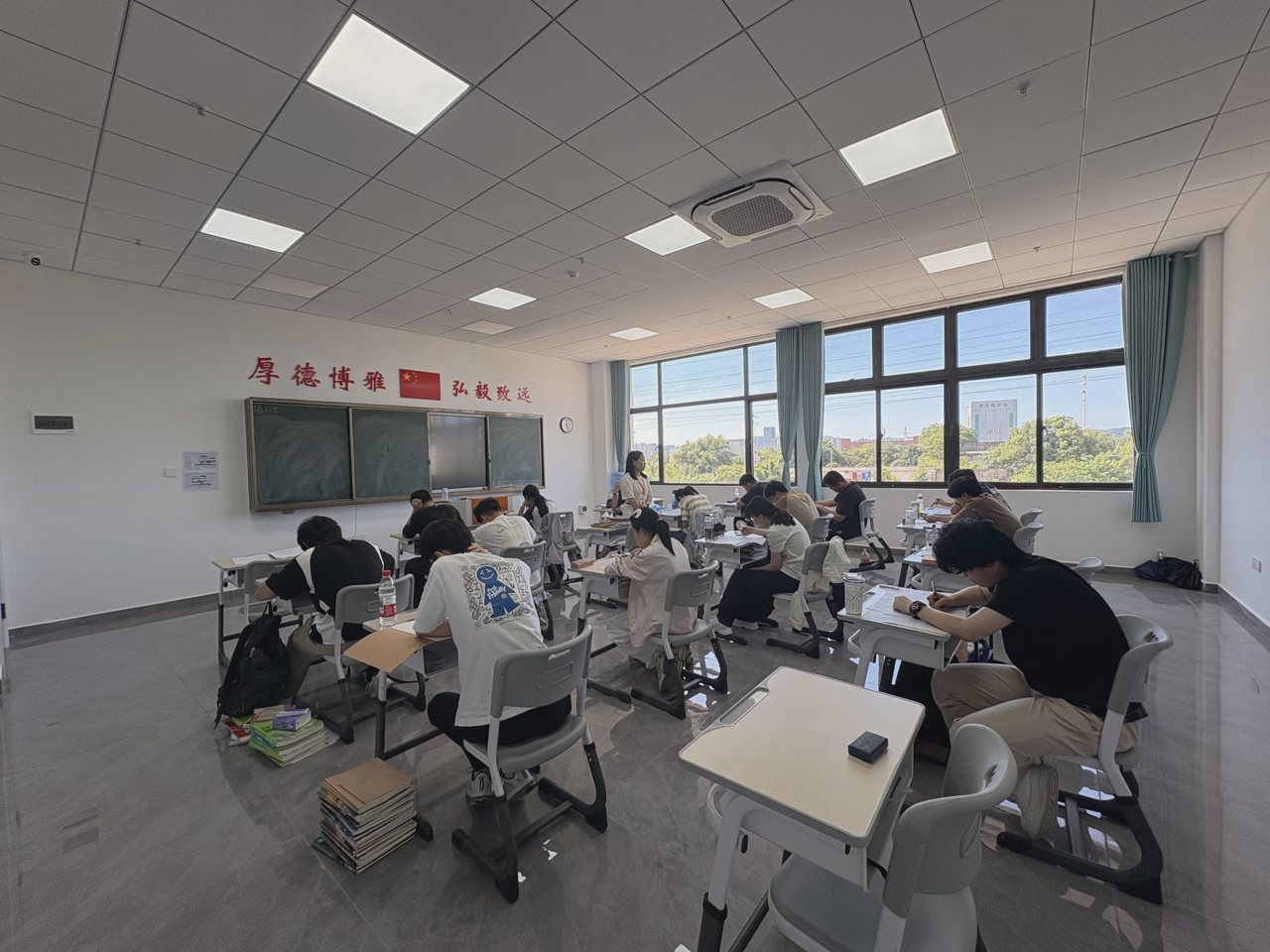 武汉襄五学校课堂实拍:教室课桌、窗边学习空间与阅读书写场景