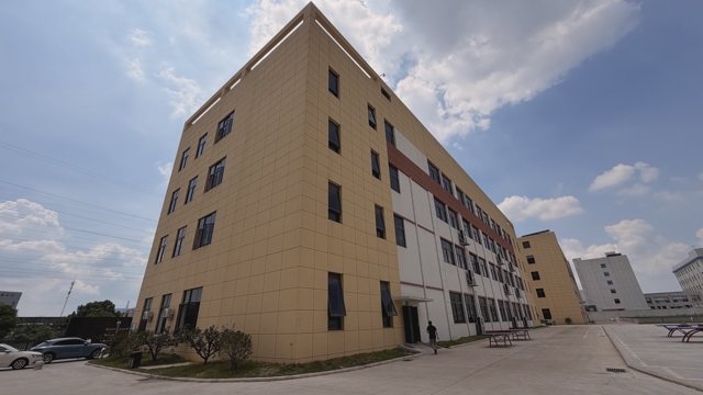 武汉襄五学校教学楼与安静校园空间实景