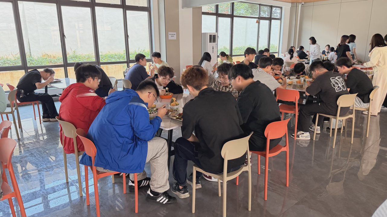 武汉襄五学校学生食堂用餐与同伴交流实景