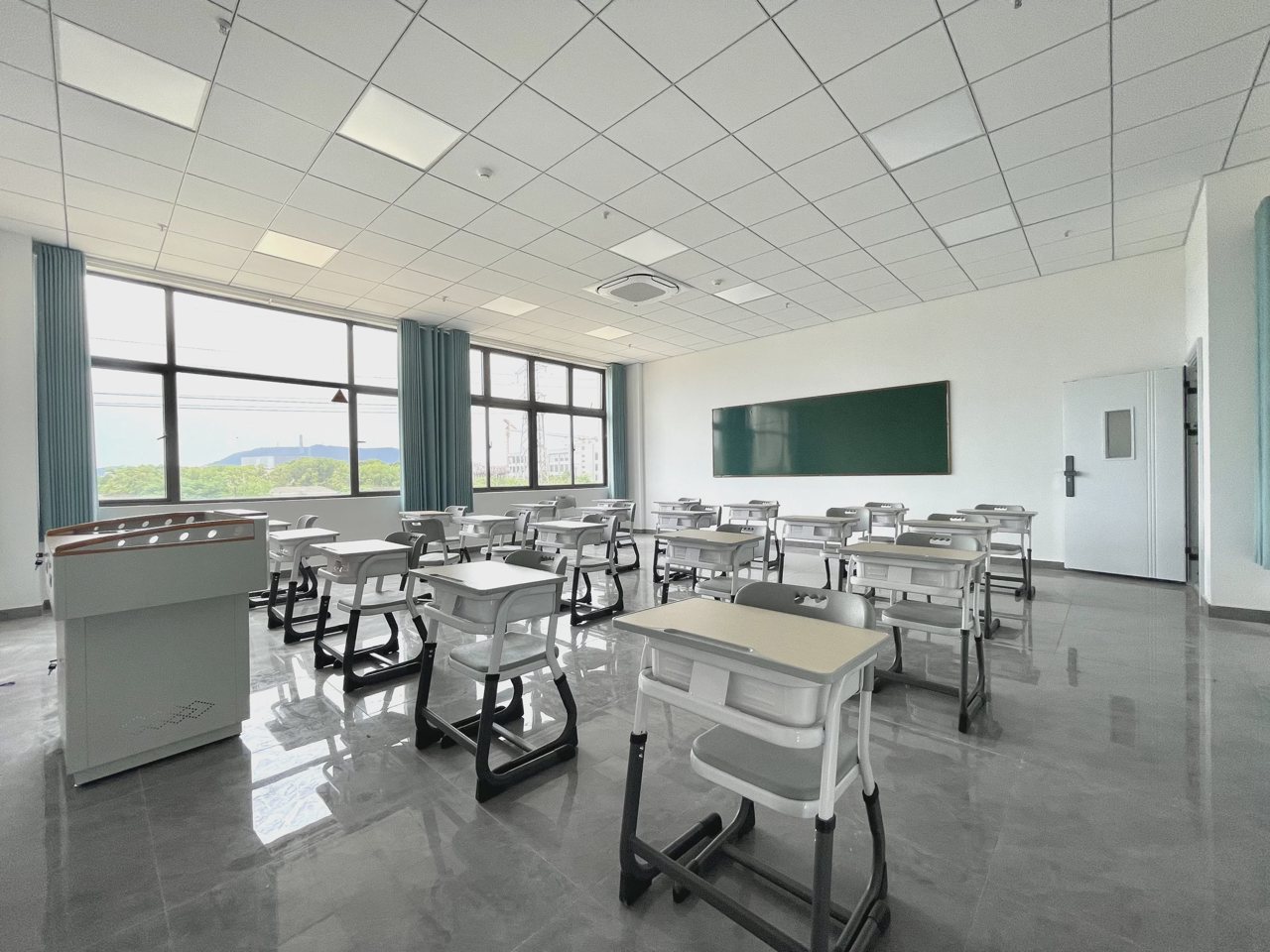 武汉襄五学校教室实拍:窗边课桌、讲台与前方黑板