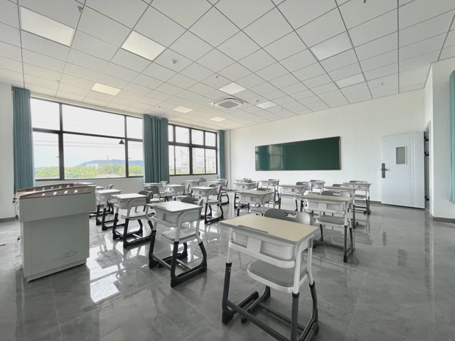 武汉襄五学校教室实拍:窗边课桌、讲台与前方黑板