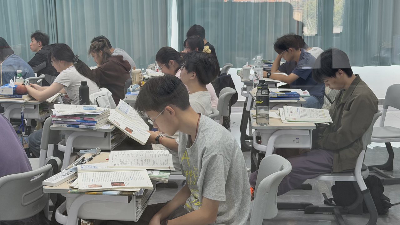 武汉襄五学校课堂实拍:学生在课桌前阅读书本和书写学习材料