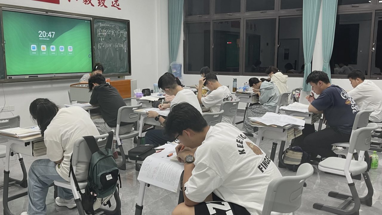 武汉襄五学校学生晚自习实景