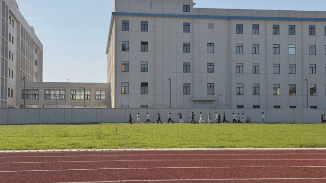 武汉襄五学校校园实拍:教学建筑、草地与操场跑道