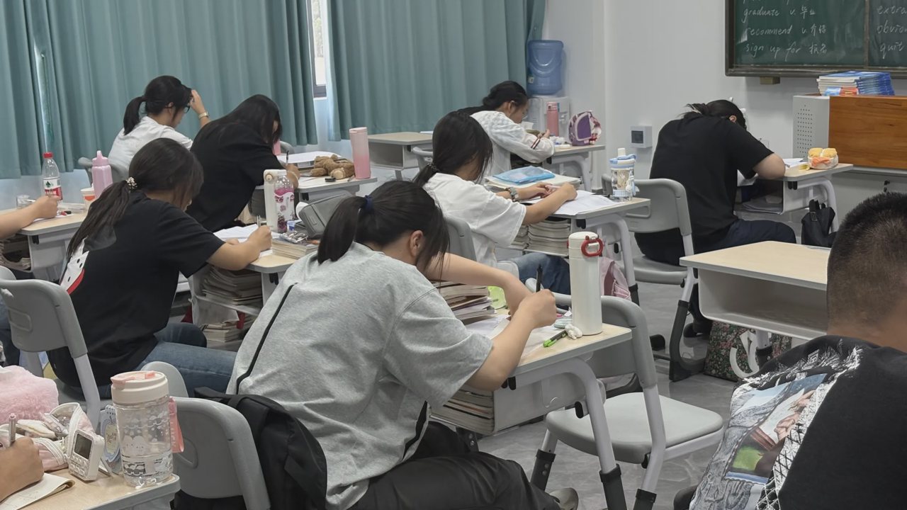 武汉襄五学校学生在教室书写学习材料的实拍