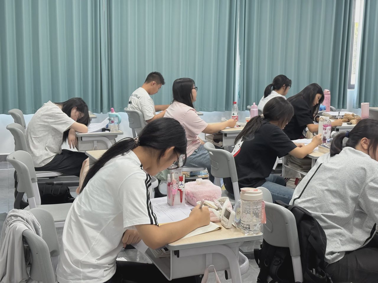 武汉襄五学校教室内学生阅读与书写学习材料实拍