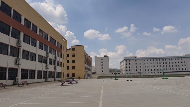 武汉襄五学校教学楼与校园运动区实景