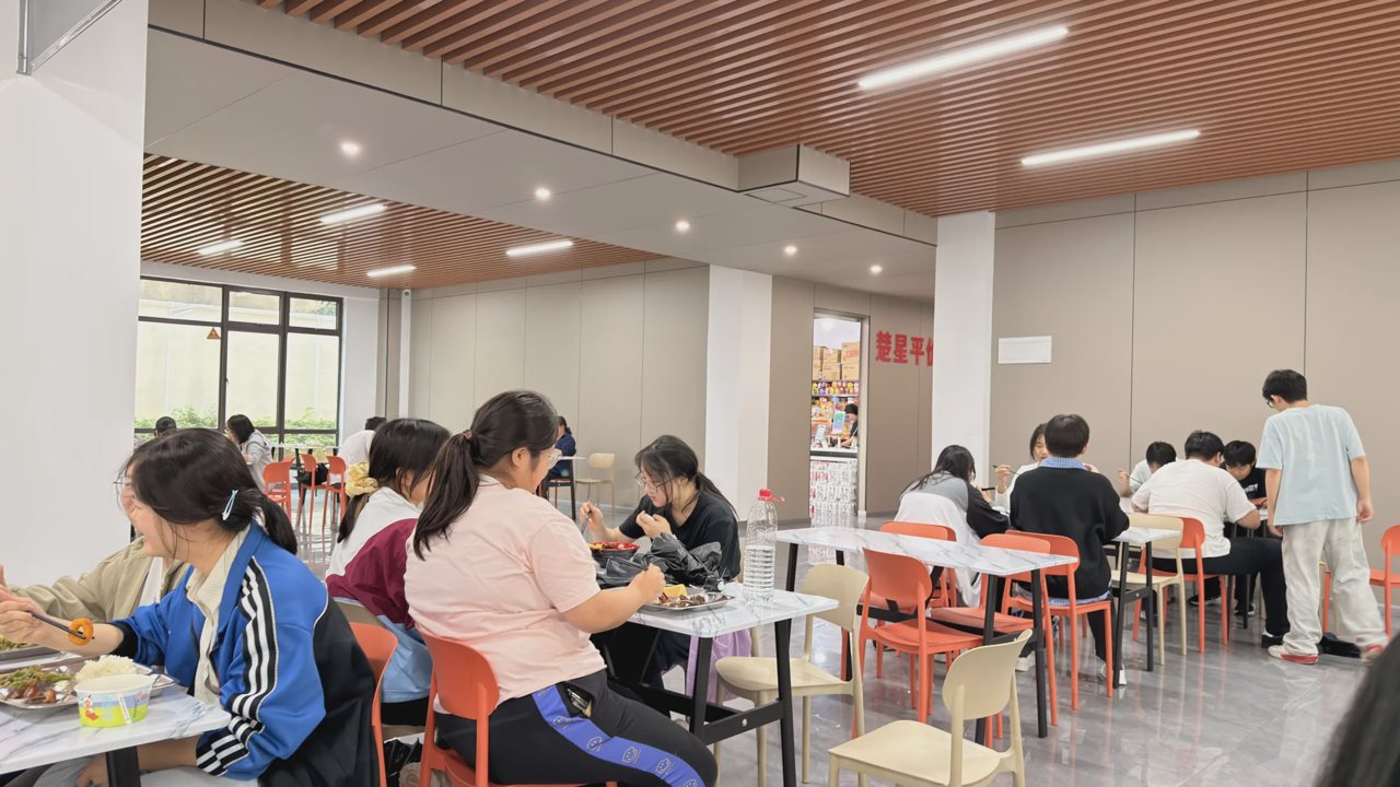 武汉襄五学校学生食堂就餐场景
