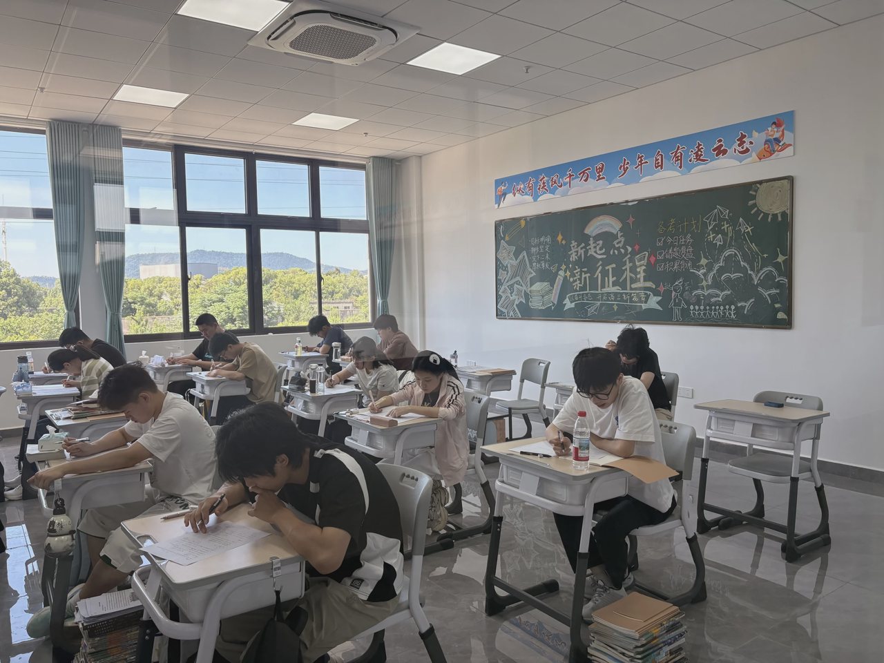 武汉襄五学校课堂实拍：学生在课桌前阅读书写，教室后方可见黑板报